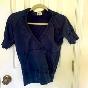 Comfy Joie shortsleeve hoodie in navy.